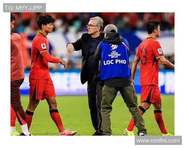 足球明星与大牌偶遇瞬间引发的精彩碰撞与故事分享 足球明星与大牌偶遇瞬间引发的精彩碰撞与故事分享