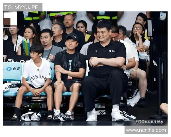 足球明星与姚明同框合影展现体育巨星魅力与友谊的精彩瞬间