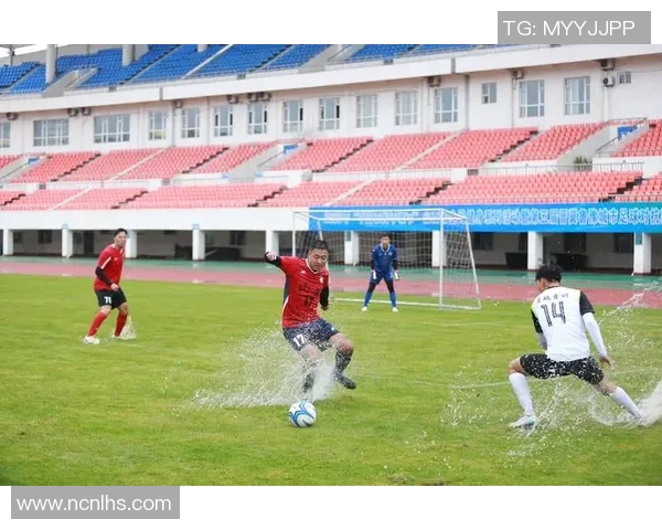 足球明星与家人共庆胜利时刻温馨瞬间尽显球场欢乐气氛 足球明星与家人共庆胜利时刻温馨瞬间尽显球场欢乐气氛