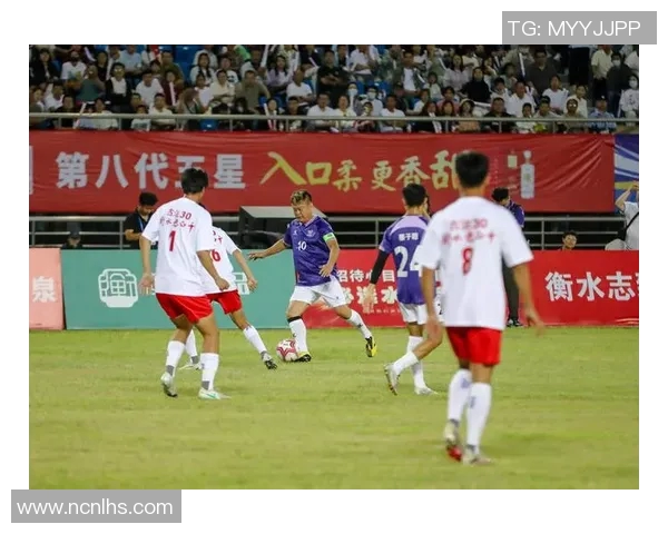 足球明星与偶像亲密合影瞬间分享球场与生活的精彩时刻 足球明星与偶像亲密合影瞬间分享球场与生活的精彩时刻