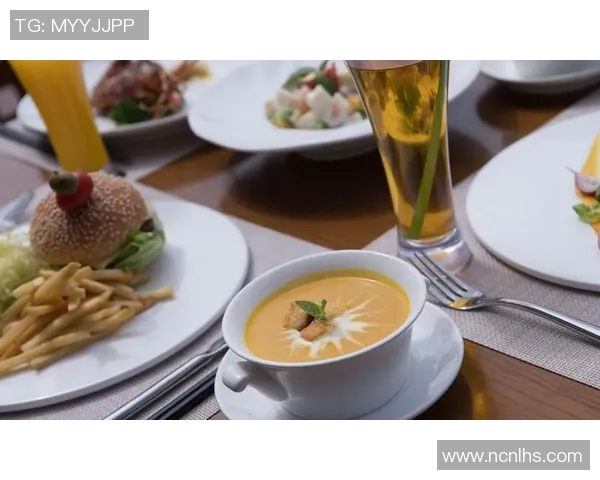 足球明星与爱妻共度浪漫海滩时光尽享阳光与海风的温暖瞬间