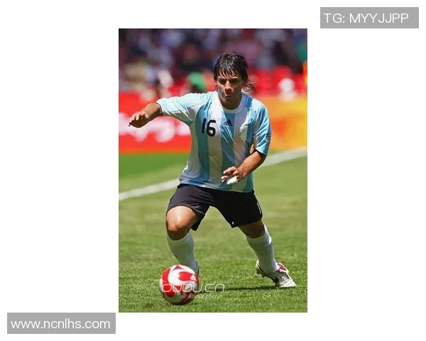 足球明星与球鞋的完美搭配展现运动魅力与时尚风采 足球明星与球鞋的完美搭配展现运动魅力与时尚风采