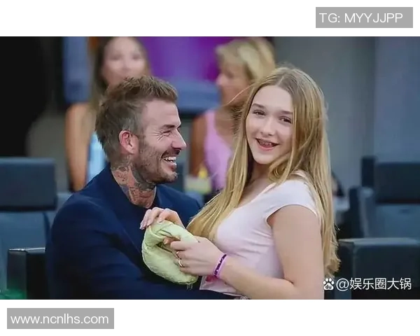 足球明星与路人亲密互动瞬间捕捉展现明星魅力与平民生活的完美结合 足球明星与路人亲密互动瞬间捕捉展现明星魅力与平民生活的完美结合