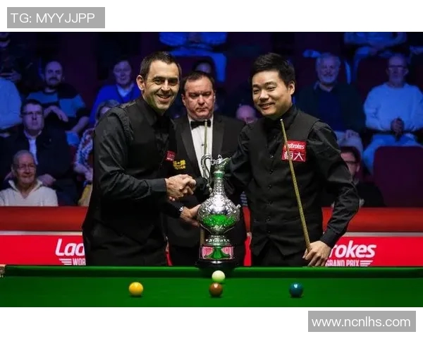 丁俊晖与足球明星同框合影展现运动魅力与友谊的精彩瞬间 丁俊晖与足球明星同框合影展现运动魅力与友谊的精彩瞬间